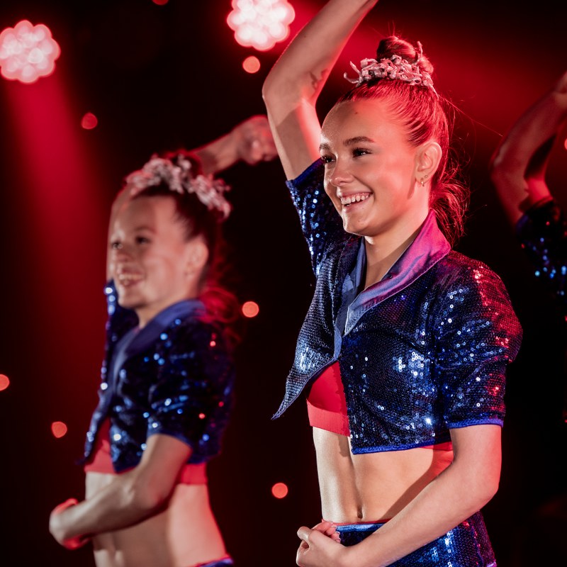 Oplev akrobatik for hele familien med Flying Superkids