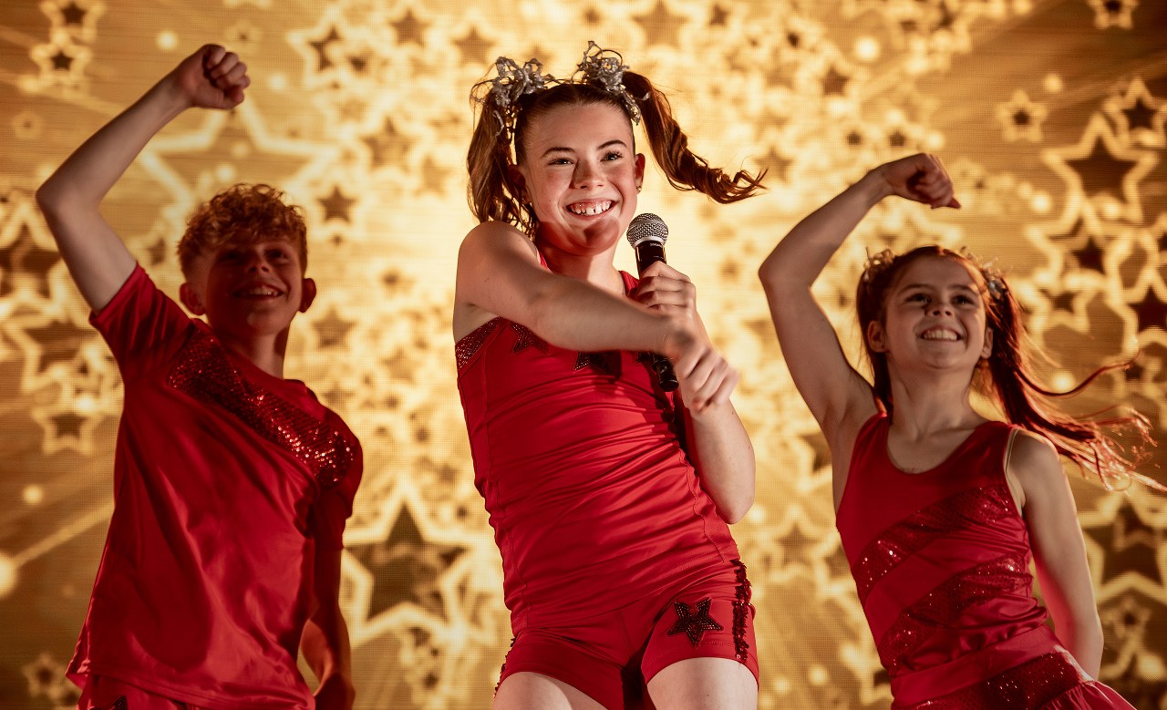 Oplev magien ved familieunderholdning med Flying Superkids