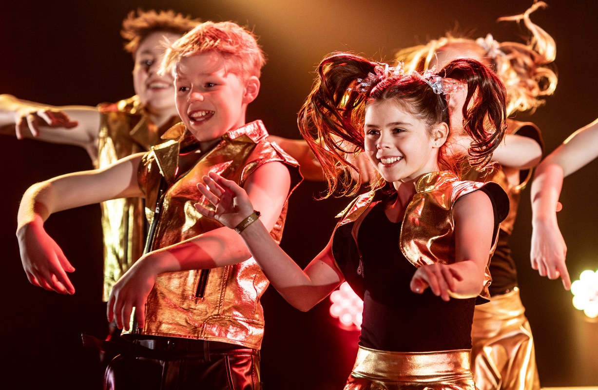 Oplev magien ved Flying Superkids akrobatikshow