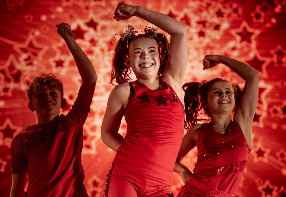 Oplev magisk akrobatik med Flying Superkids for hele familien