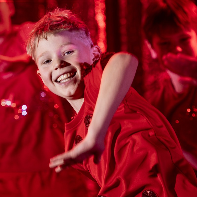 Oplev magien ved Flying Superkids: Familieunderholdning med bevægelse