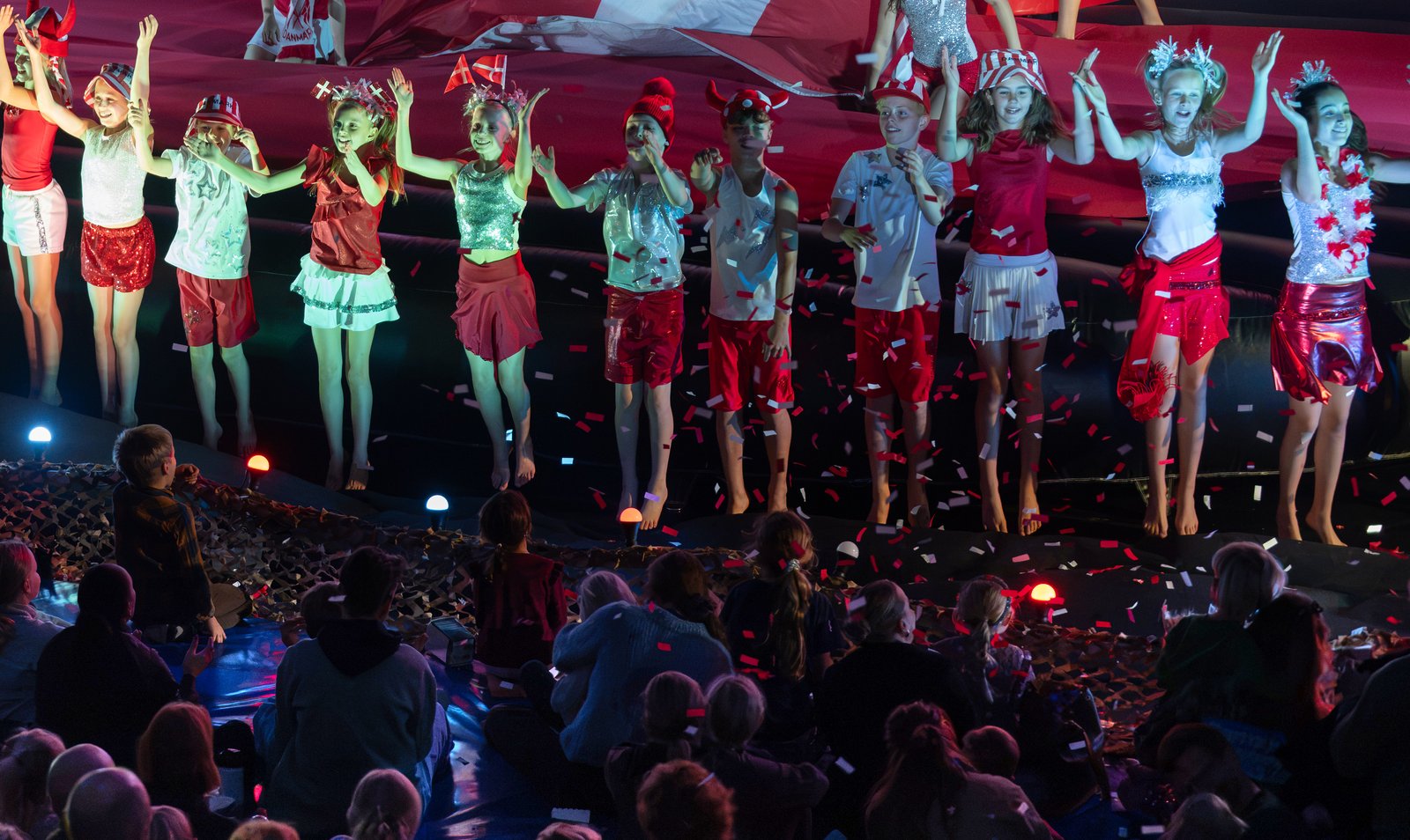 Børn på måttepladserne helt tæt på scenen til Flying Superkids